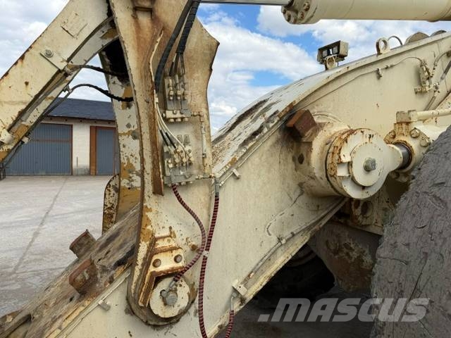 CAT 988 H Gumikerekes homlokrakodók
