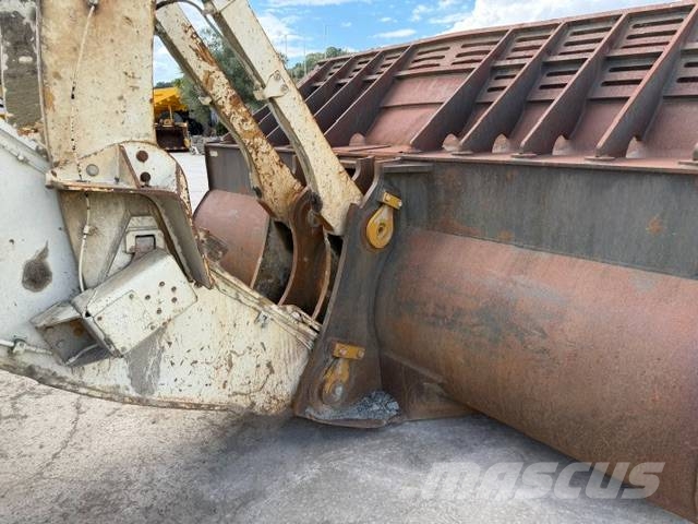 CAT 988 H Gumikerekes homlokrakodók