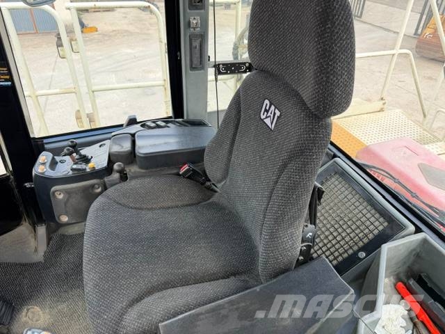 CAT 988 H Gumikerekes homlokrakodók