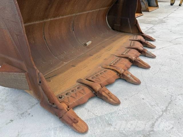CAT 988 H Gumikerekes homlokrakodók