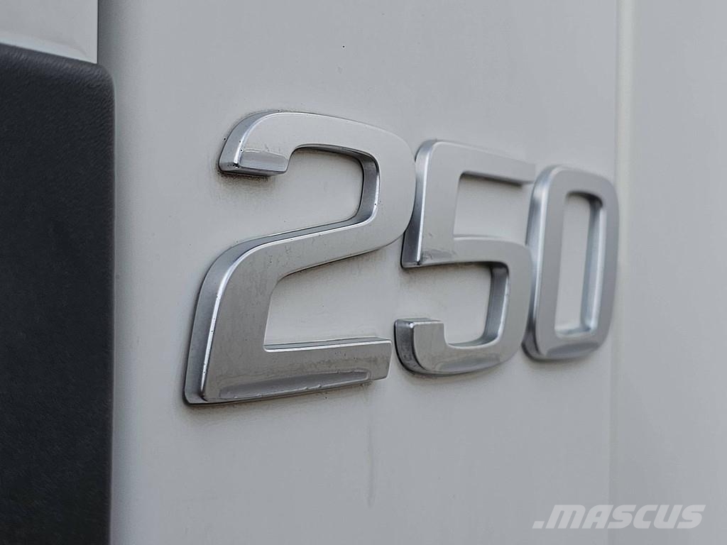 Volvo FL 250.12 Camiones con caja de remolque