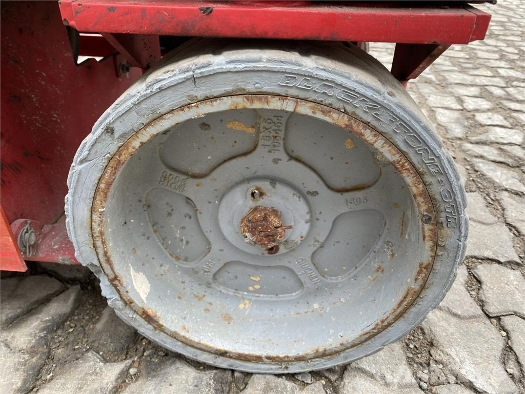 Manitou 100SEC Nůžková zvedací plošina