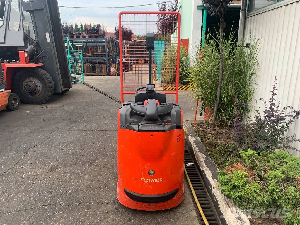 Linde P30 /132/ V-3727 OB Тягачі колісні