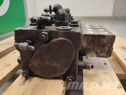 Massey Ferguson 9407 (7GH345002) hydraulic distributor Hydraulika