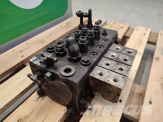 Massey Ferguson 9407 (7GH345002) hydraulic distributor Hydraulika