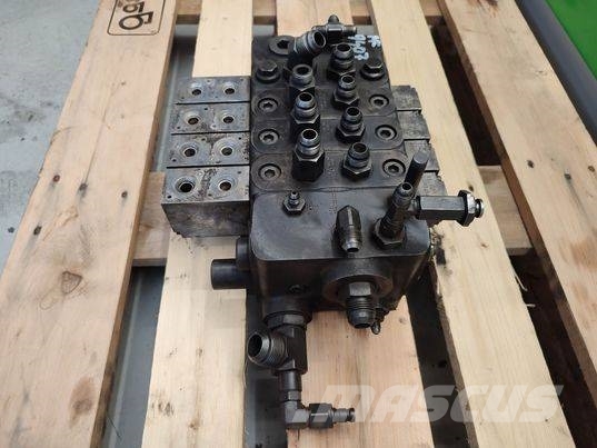Massey Ferguson 9407 (7GH345002) hydraulic distributor Hydraulika