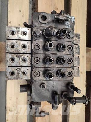 Massey Ferguson 9407 (7GH345002) hydraulic distributor Hydraulika