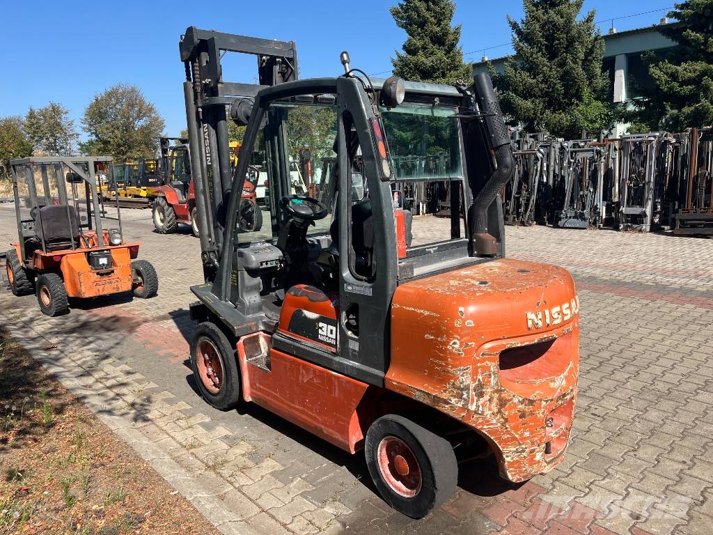 Nissan FGD 02 A 30 Q V-4181 OB شاحنات الديزل