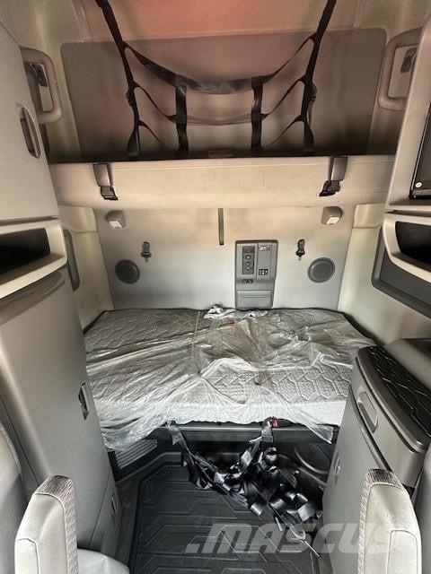 Volvo VNL64T760 Trekkers