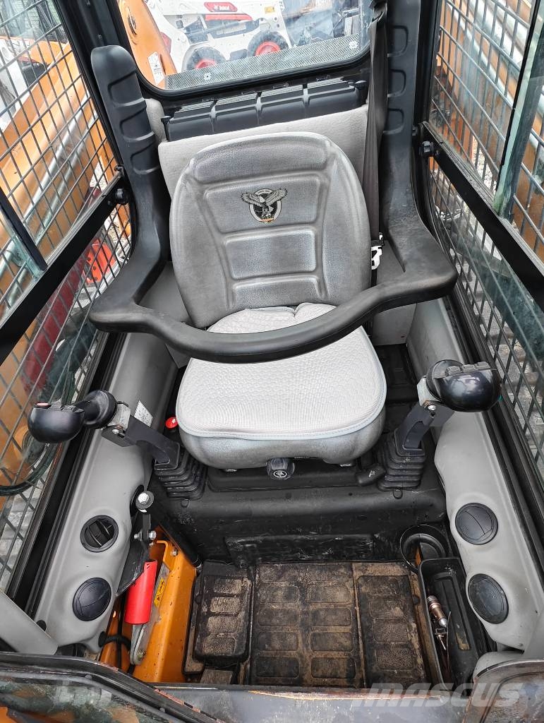 CASE TR 320 滑移轉向裝載機