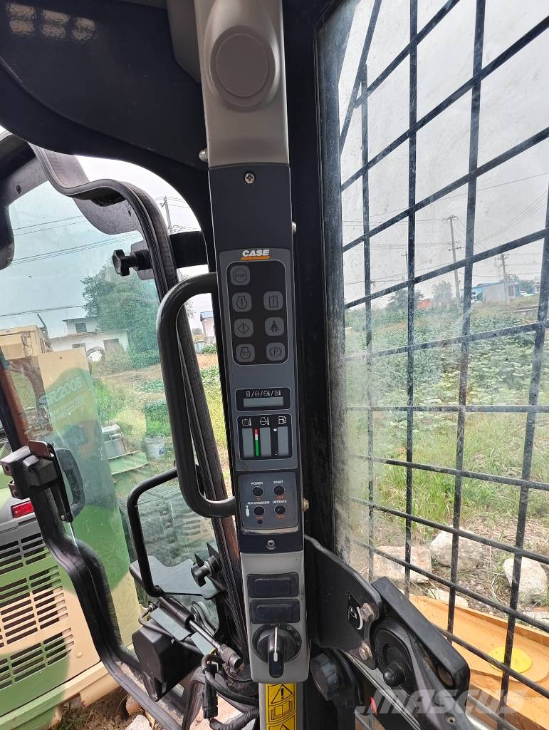 CASE TR 320 滑移轉向裝載機