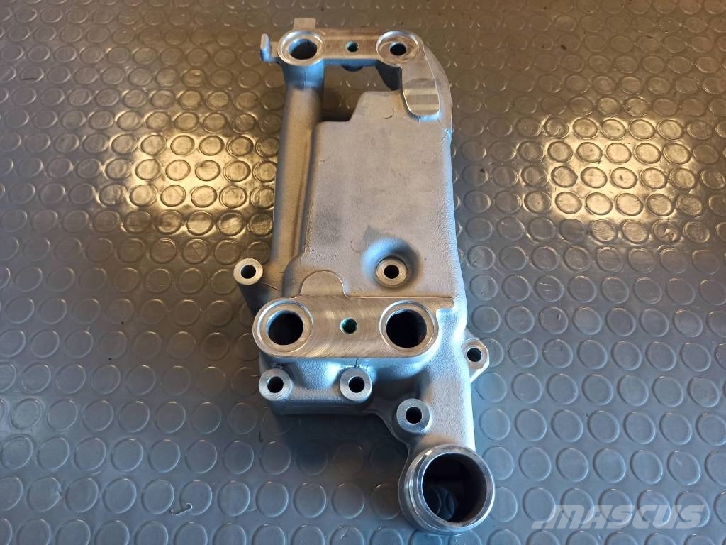 Scania OIL COOLER INTERMEDIATE PIECE 1356880 Transport - Övriga