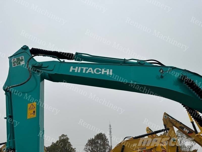Hitachi ZX 200 Гусеничні екскаватори