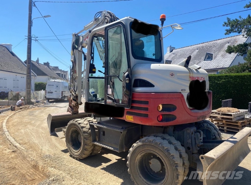 Takeuchi TB 295 W حفارات بعجل