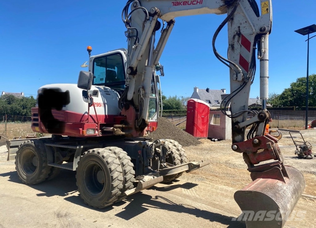 Takeuchi TB 295 W حفارات بعجل