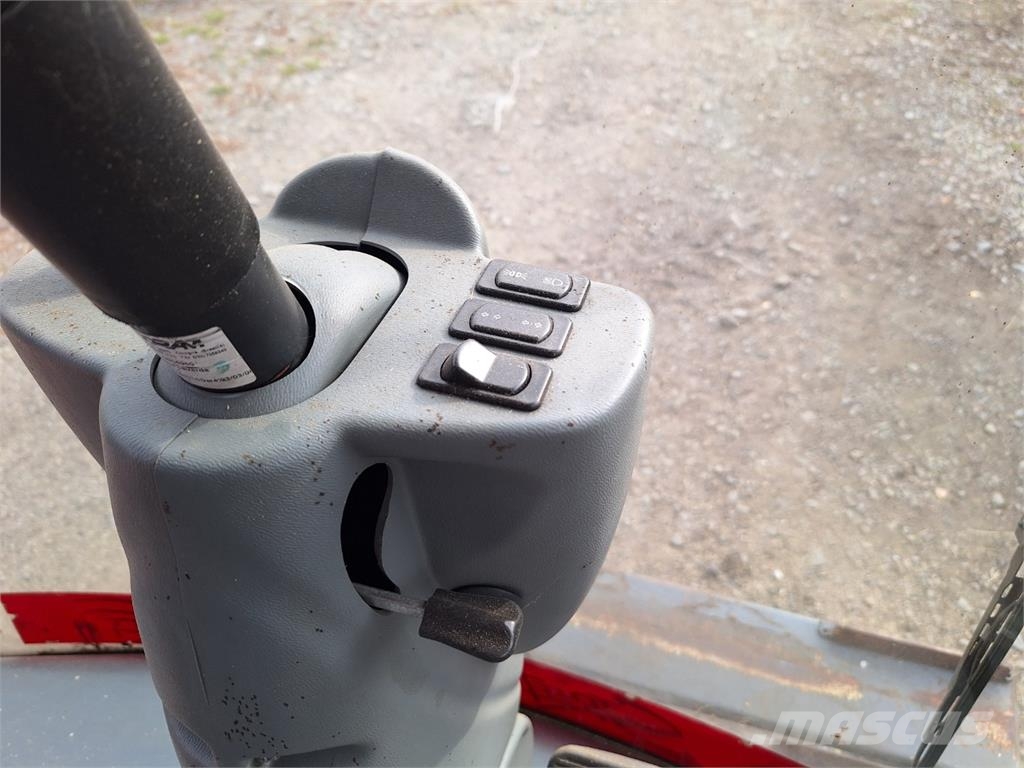 Massey Ferguson 7260 BETA + ŽACÍ LIŠTA + PRAVÝ ŘEPKOVÝ DĚLIČ Statyba - Kita