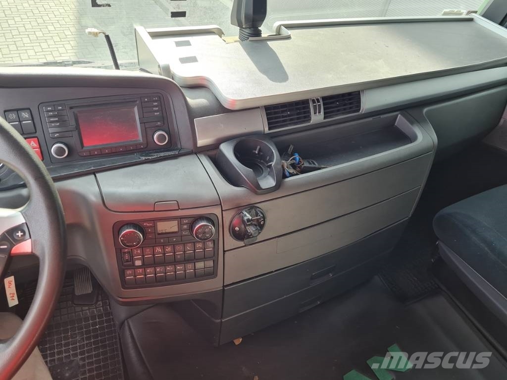 MAN 26.440 / 7.4m / LIFT Kamioni sa ciradom