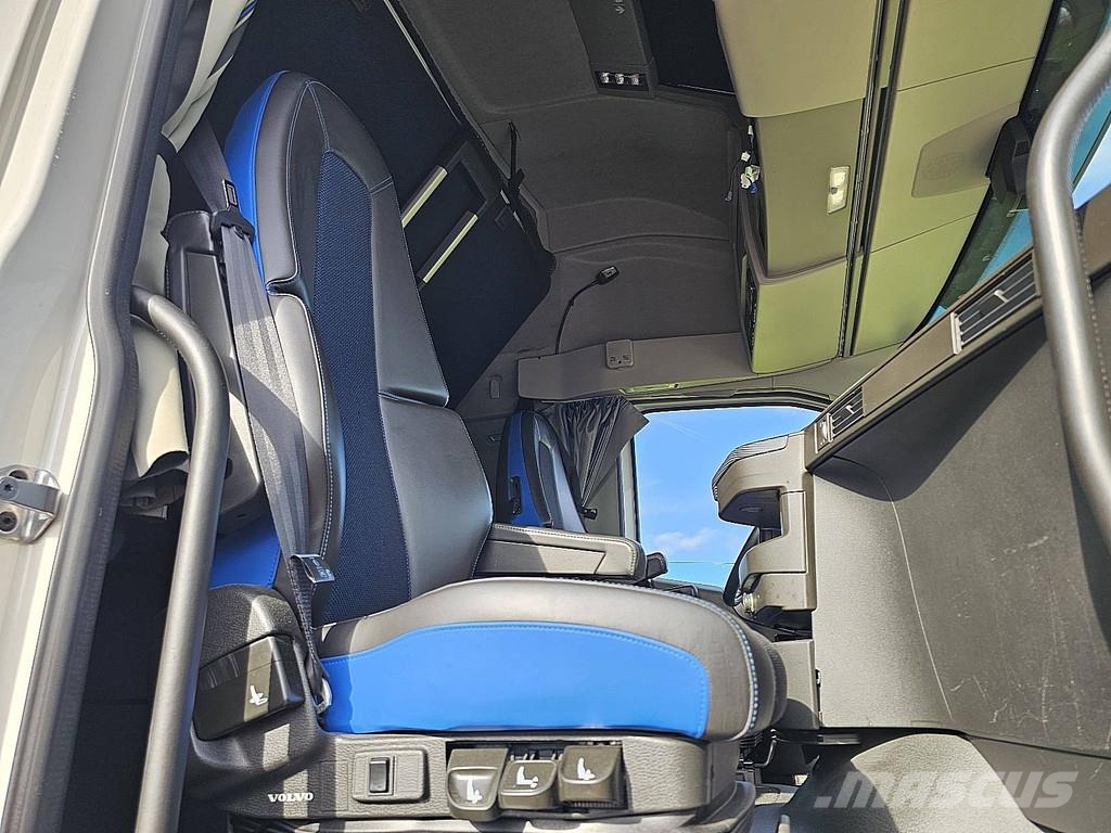 Volvo FH 500 XL I-SHIFT LED Low-Mileage Navi Tractor Units