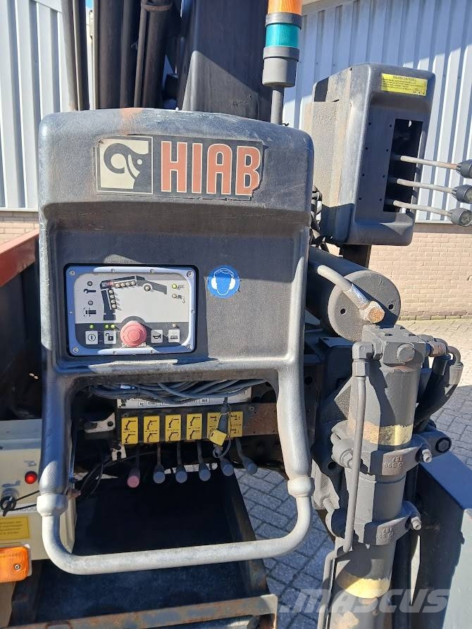 DAF AE65CC Hiab 122E-3 Platformas/kravas mašīnas ar vinču