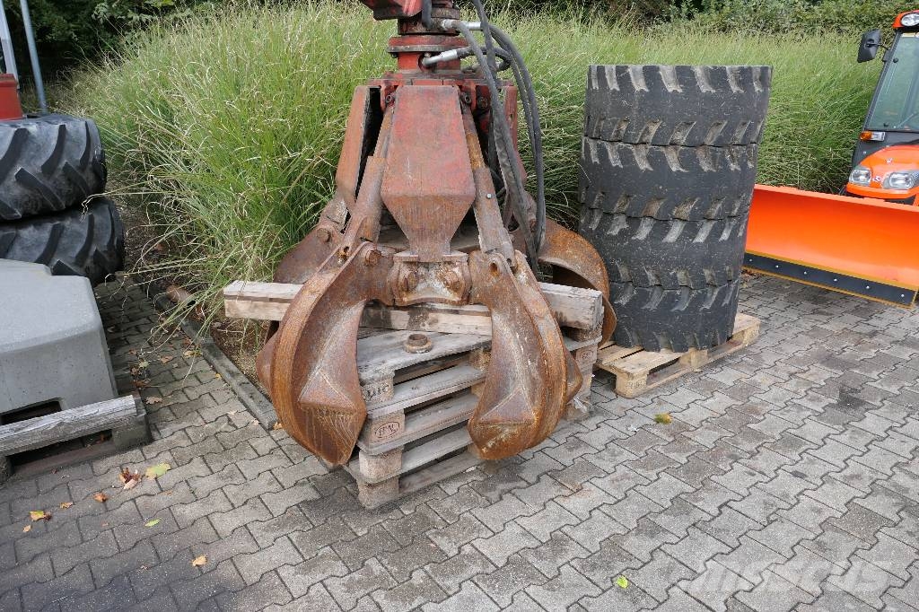 Fuchs MHL 320 مناولات المخلفات / مناولات صناعية