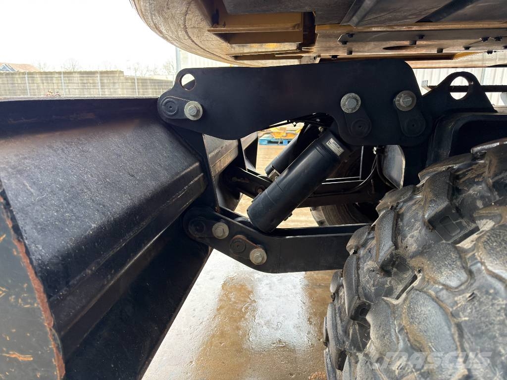 CAT M318F Excavatoare cu roti