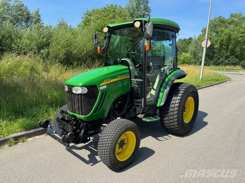 John Deere 4520 جرارات مدمجة