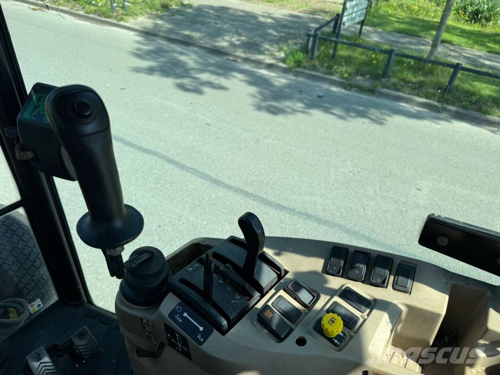 John Deere 4520 جرارات مدمجة