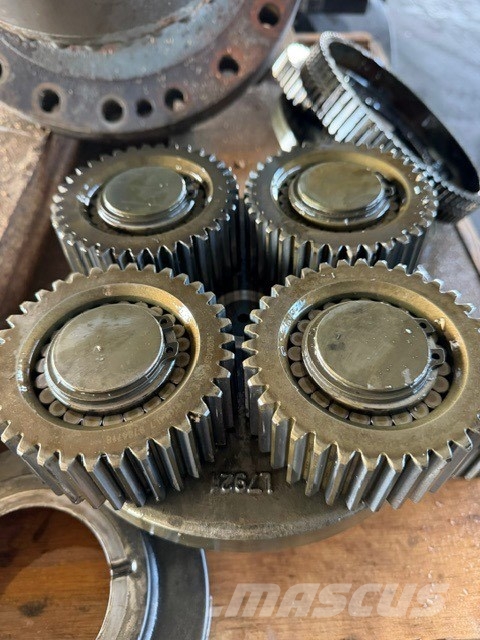 Liebherr R 916 USED SWING GEARS Transmission