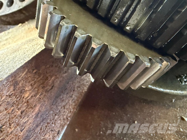 Liebherr R 916 USED SWING GEARS Transmission