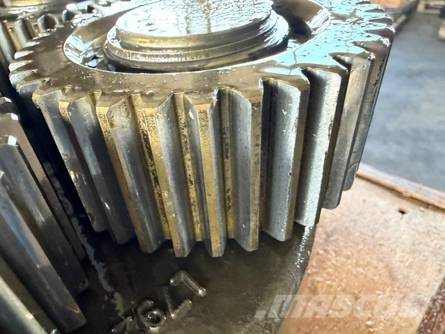 Liebherr R 916 USED SWING GEARS Transmission