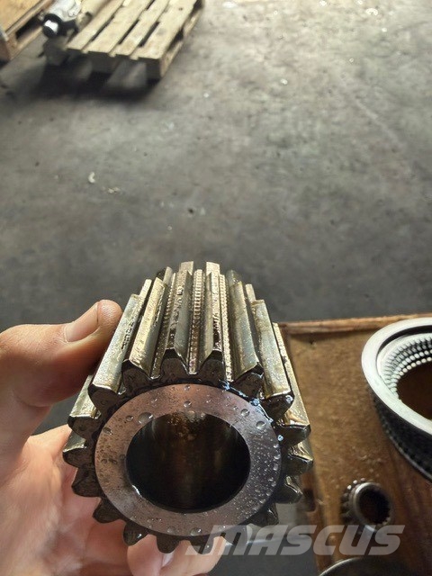 Liebherr R 916 USED SWING GEARS Transmission