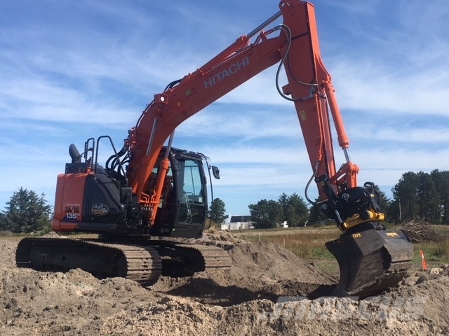 Hitachi ZX 135 US-6 حفارات زحافة
