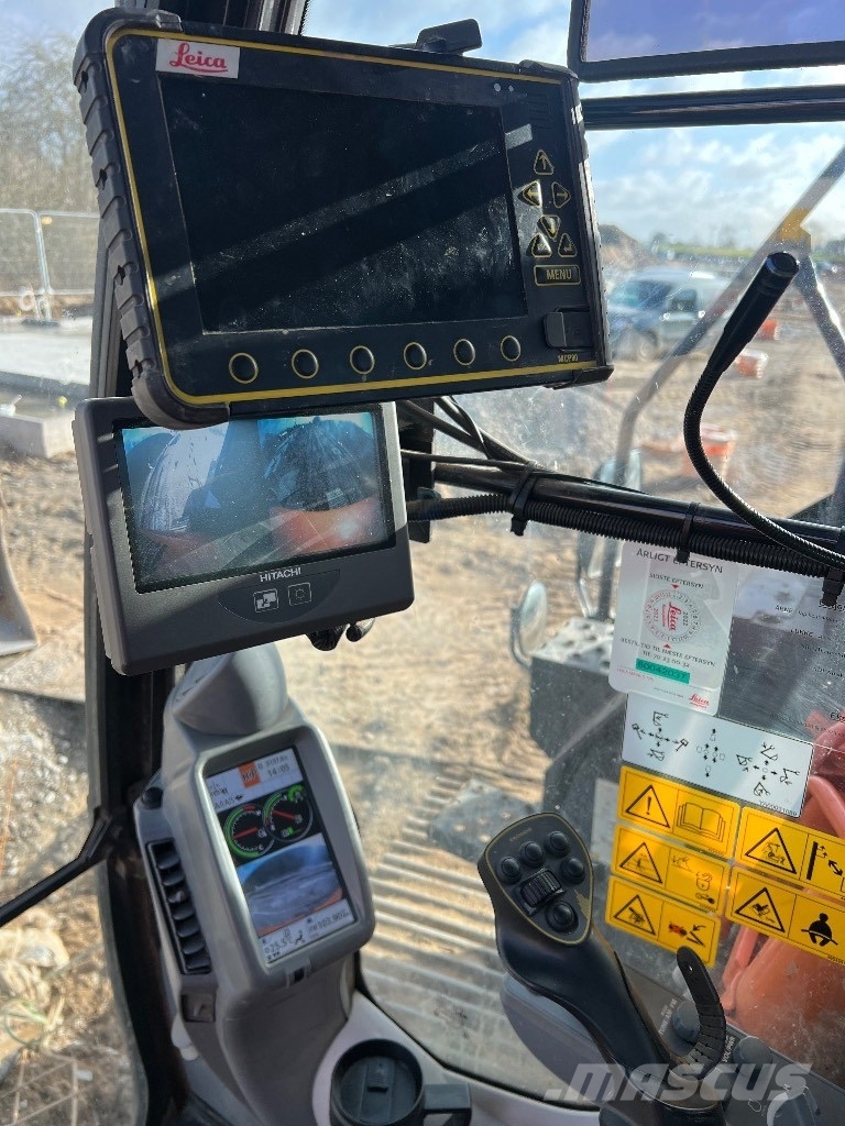 Hitachi ZX 135 US-6 حفارات زحافة