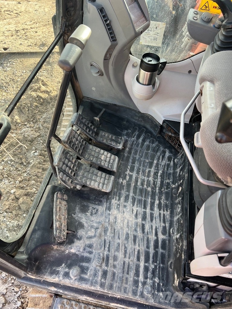 Hitachi ZX 135 US-6 حفارات زحافة