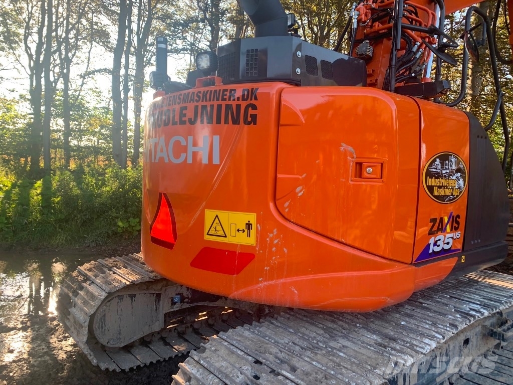 Hitachi ZX 135 US-6 حفارات زحافة
