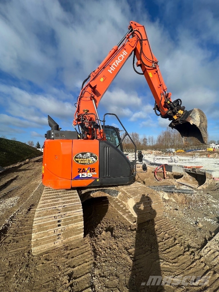 Hitachi ZX 135 US-6 حفارات زحافة