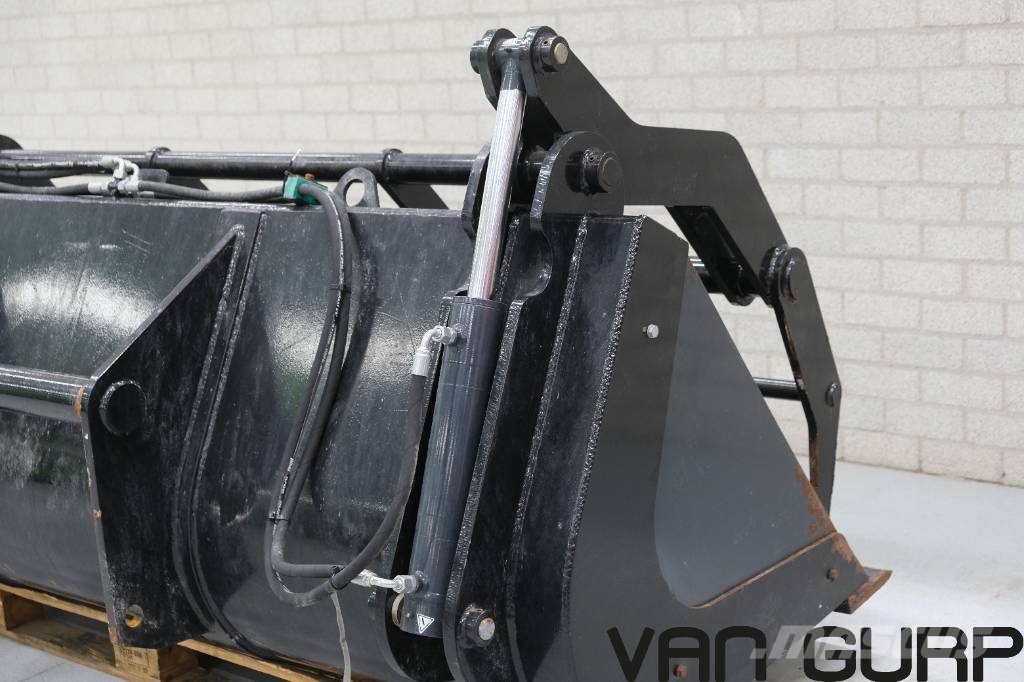 Manitou Pelikaanbak mestvork 240 cm Teleskopiskie manipulatori