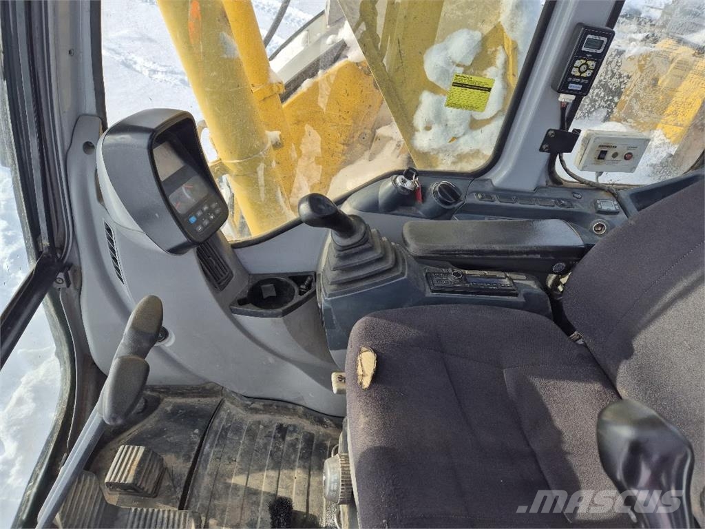New Holland E135BSR -2 Bageri guseničari