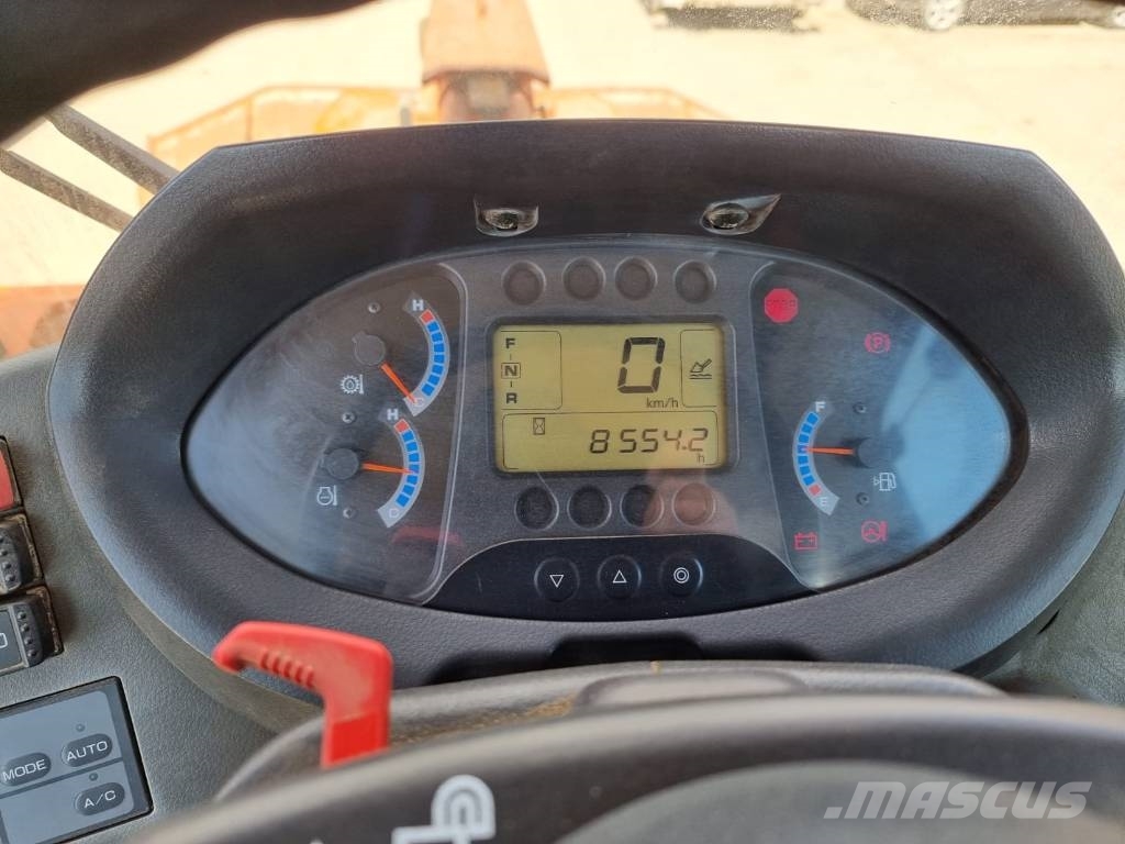 Hitachi ZW 220 Фронтальні навантажувачі