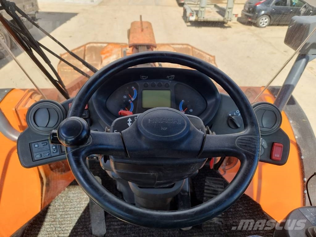 Hitachi ZW 220 Фронтальні навантажувачі