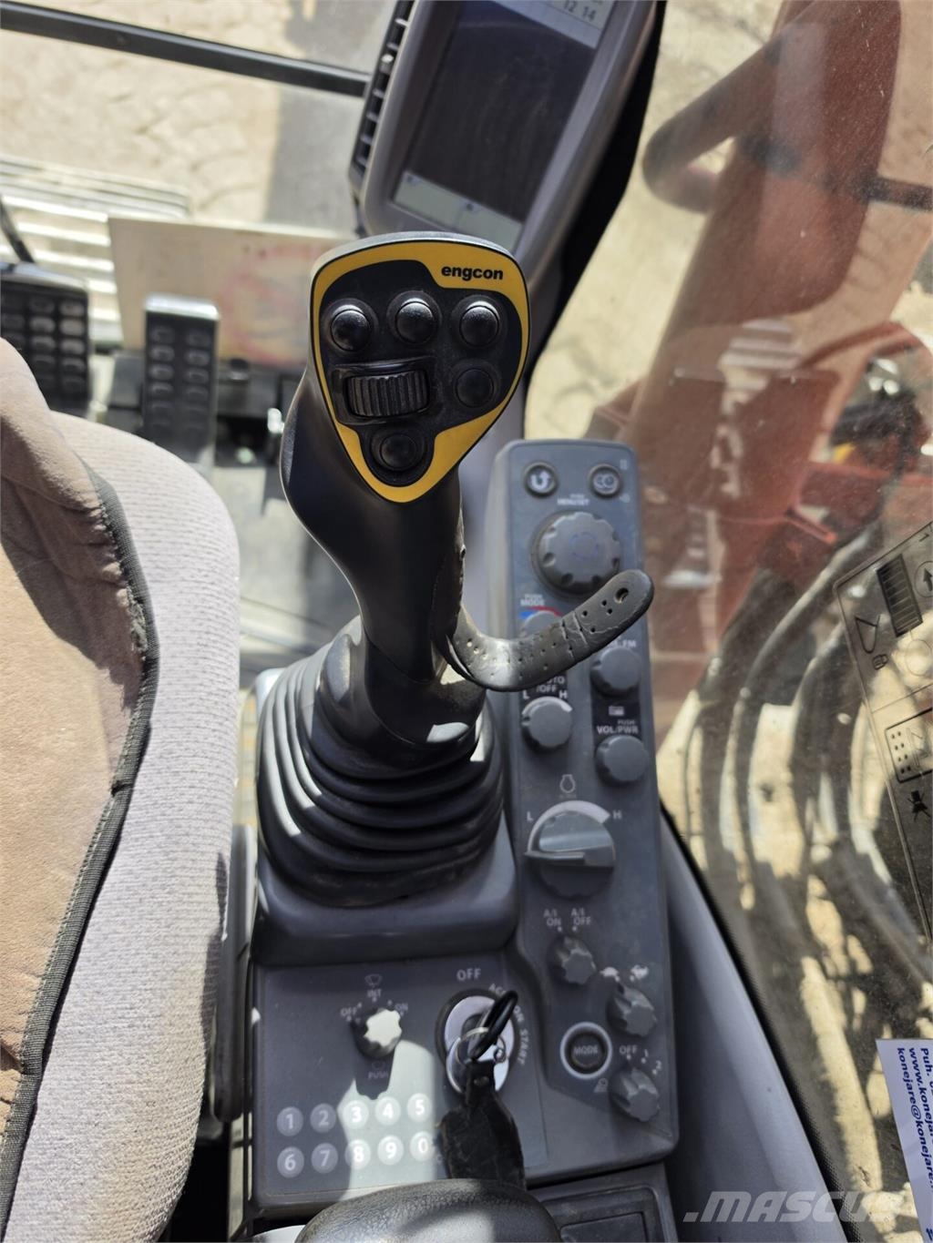 Hitachi ZX300LC-6 حفارات زحافة