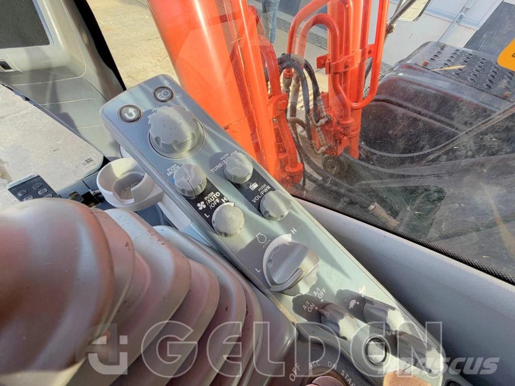 Hitachi ZX210 - 5B Rupsgraafmachines
