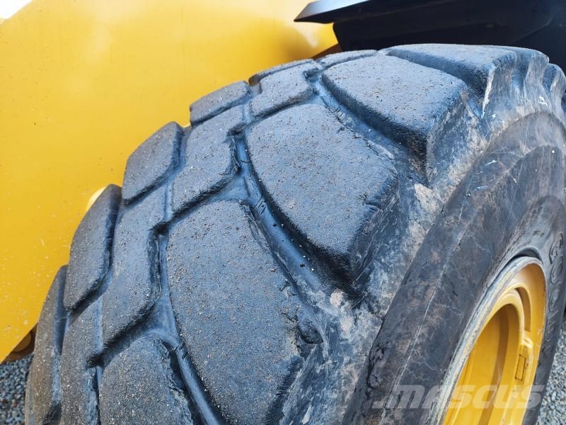 CAT 966M XE Pale gommate