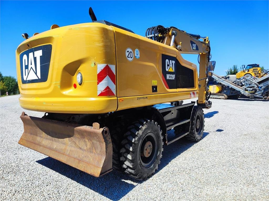 CAT M320F Gumikerekes kotrók
