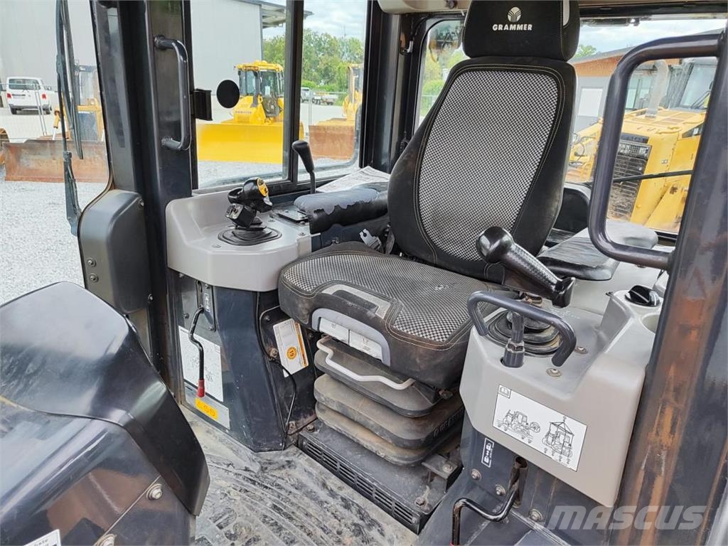 Komatsu D61PX-24 بلدوزرات مجنزرة