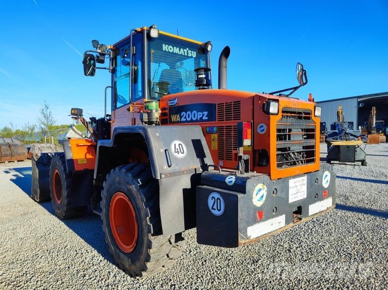 Komatsu WA200PZ Cargadoras sobre ruedas