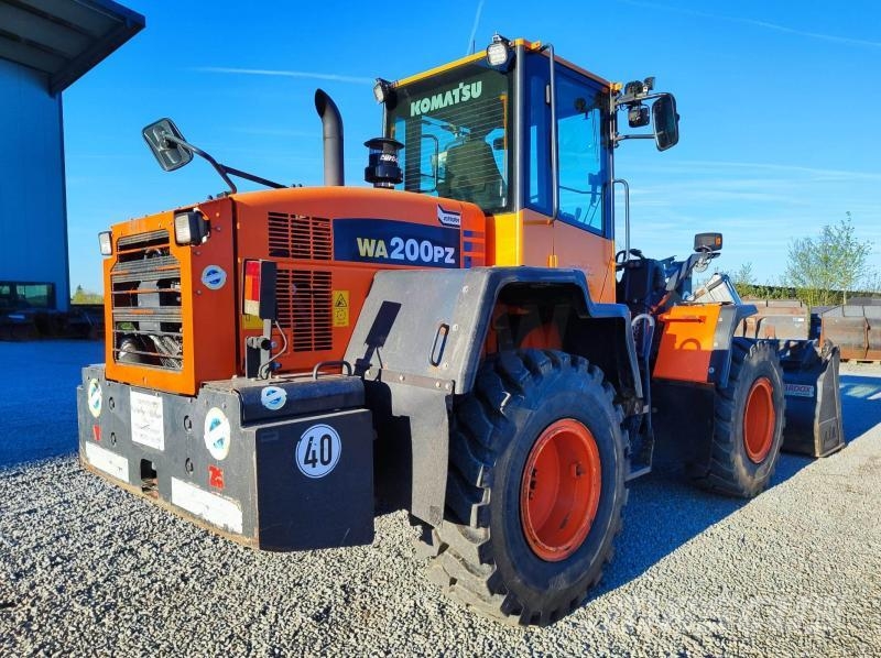 Komatsu WA200PZ Cargadoras sobre ruedas