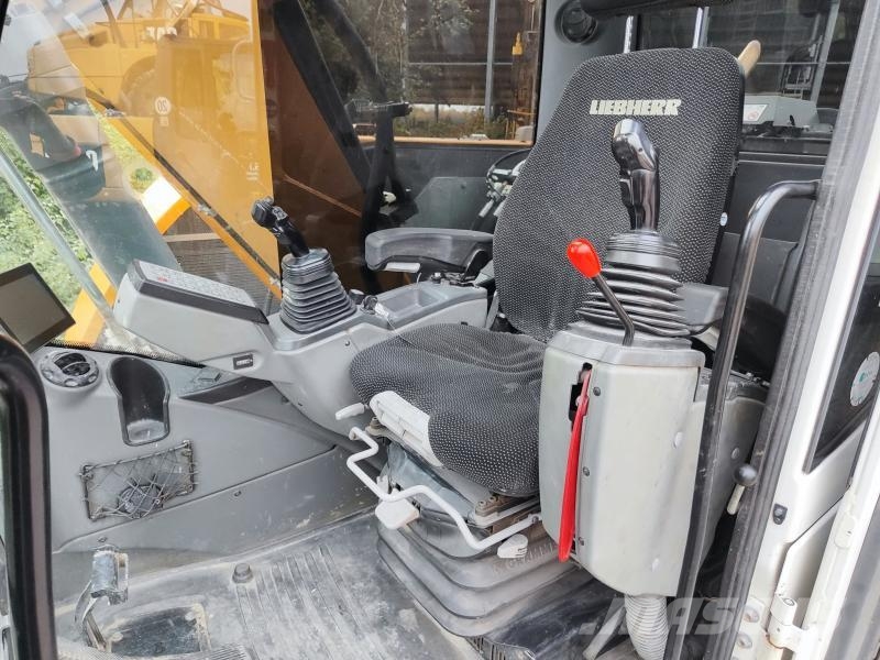 Liebherr R914 Compact Crawler excavators