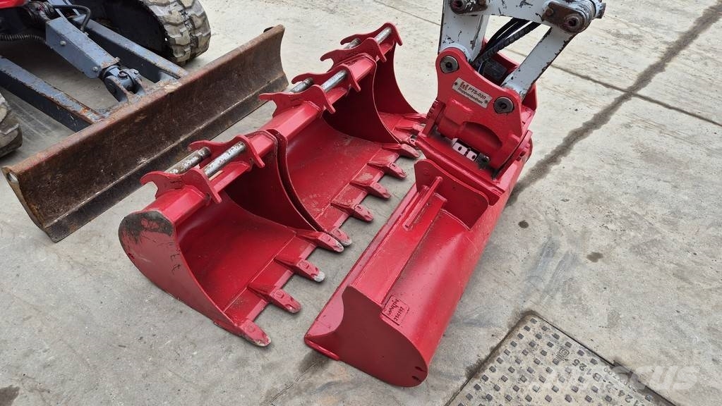 Takeuchi TB230 - POWERTILT - 4X BUCKETS - 2017 YEAR Minigravemaskiner