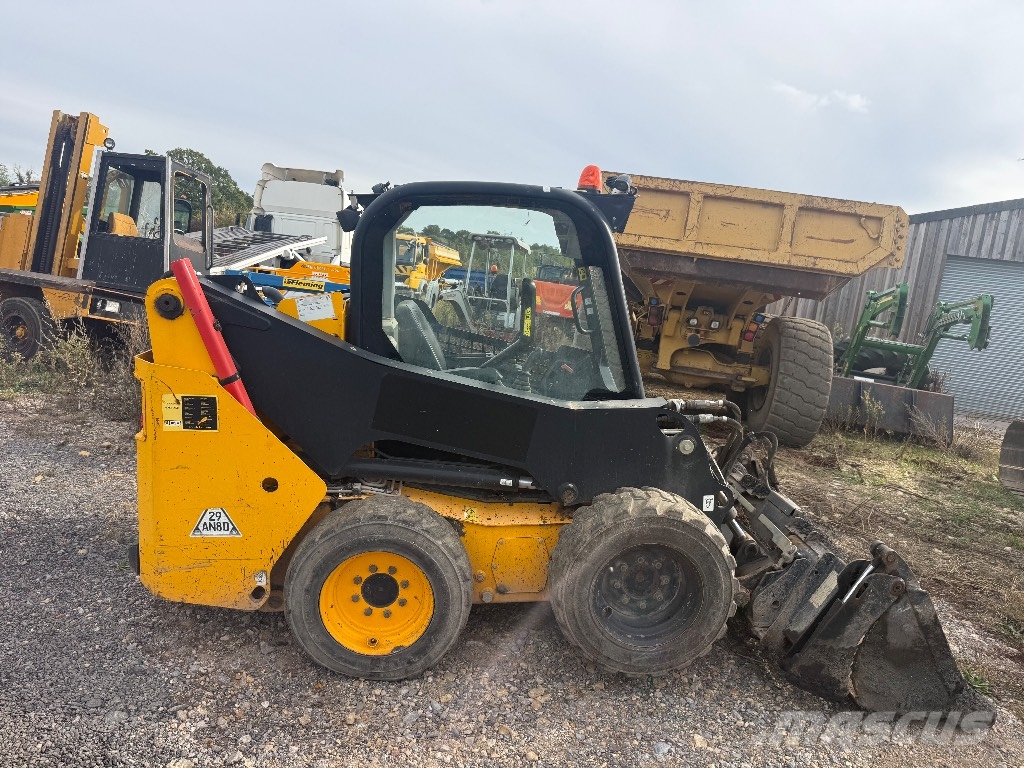 JCB 155 Lietoti riteņu kompaktiekrāvēji